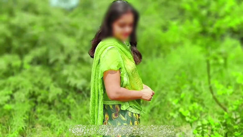 Your_aisha: Desi byflicka badar i djungeln och knullar hennes tighta fitta,...