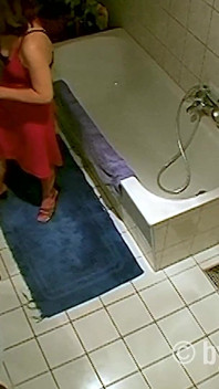 MILF melakukan kebersihan diri di bilik mandi