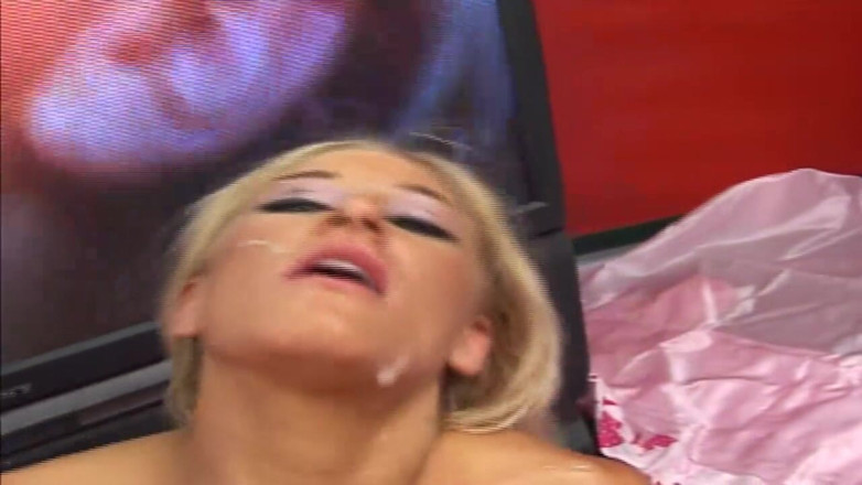 VELVET1984: Блондинка красуня пестить себе пальцями й відсмоктує до брудного оргазму на обличчі