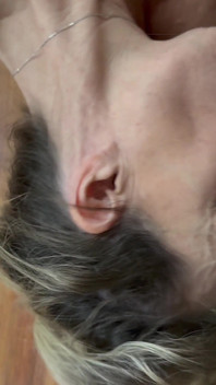 Boşalmanı izlemeyi ve sonra yarağını ve parmaklarını yalamayı seviyor