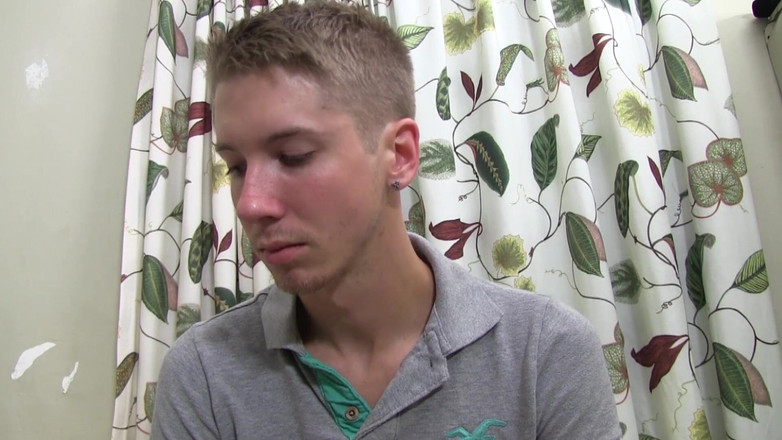 Boys half-way house: Maagdelijke blonde 19-jarige zonder condoom geneukt