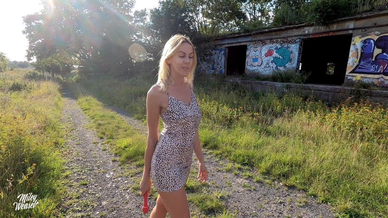 Miley Weasel: 饥渴的金发女孩操她湿润的阴户！！