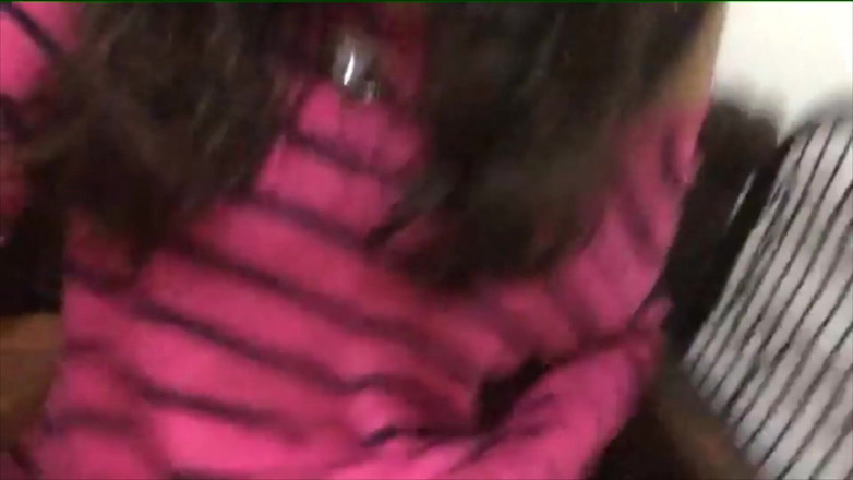 Adorable Teen: Giovane ragazza latina mostra il suo seno nudo ed i...