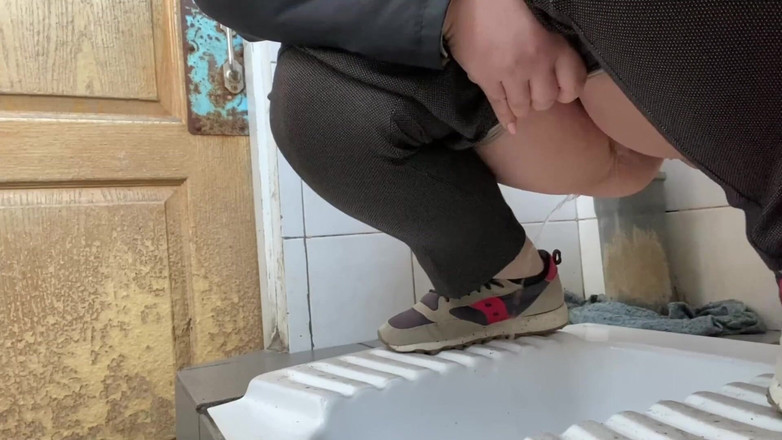 OurFetishLife: Reifes Urinieren in der öffentlichen Toilette im Krankenhaus