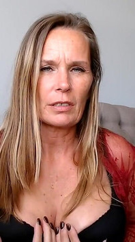 Tady je vaše týdenní video - Špinavá děvka macecha vám řekne, kolik je to děvka a jak MILUJE kouření