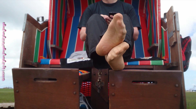 Carmen_Nylonjunge: Instantané de mes pieds en nylon sur la plage 2 - Vacances...