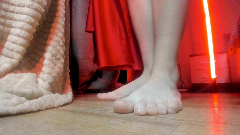 Skinny_lady69: Giantess Feet Crushing