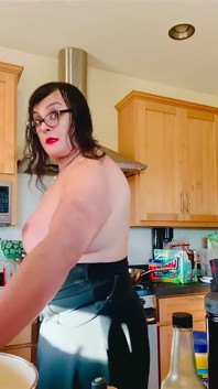 Une bimbo trans aux seins nus fait coquiner