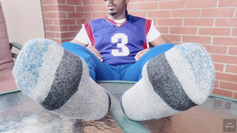 Soft Soleman: Я торкаюся і показую свої чоловічі ноги в солярії (2025)