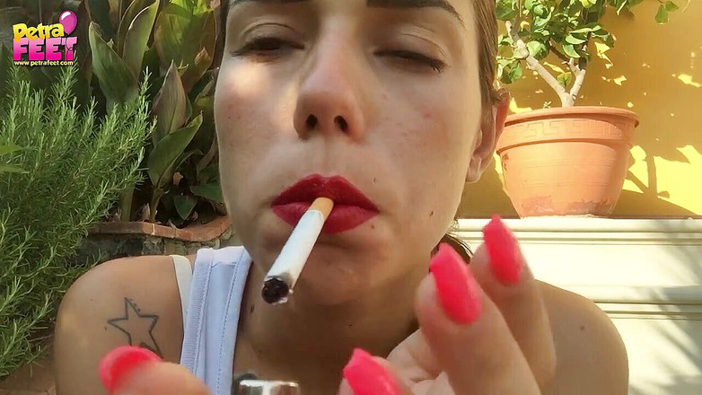 Smokin Fetish: Dosis nicotine voor een prachtige brunette