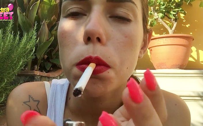 Smokin Fetish: Çarpıcı esmer için nikotin dozu