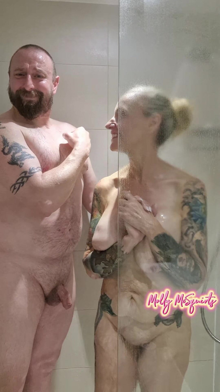 Molly McSquirts: Cewek london ini lagi asik mandi dan kencing