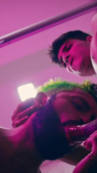 Camilo Brown načapala sexy twink Andres Zp, jak si honí, a pozvala ho do sprchy na úžasné kouření