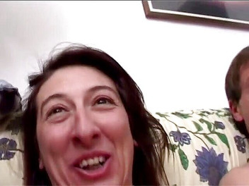 Milf in Love: Грязной зрелой женщине нужен молодой член для ее волосатой киски