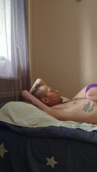 Schwiegermutter lutscht meinen schwanz, um meine eier von heißem sperma zu befreien