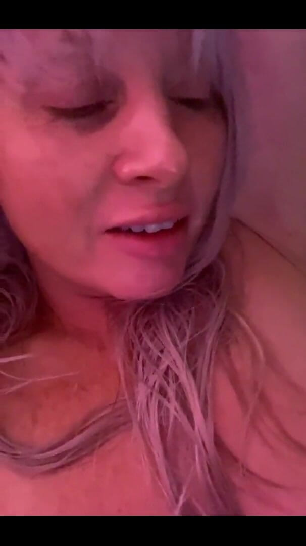 PaintedRose: 与继母你对我的玩具撸管。谁能坚持最长？