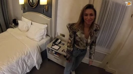 POV: Blonde yogaleraar neuken in de hotelkamer
