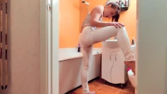Ссати в джинси