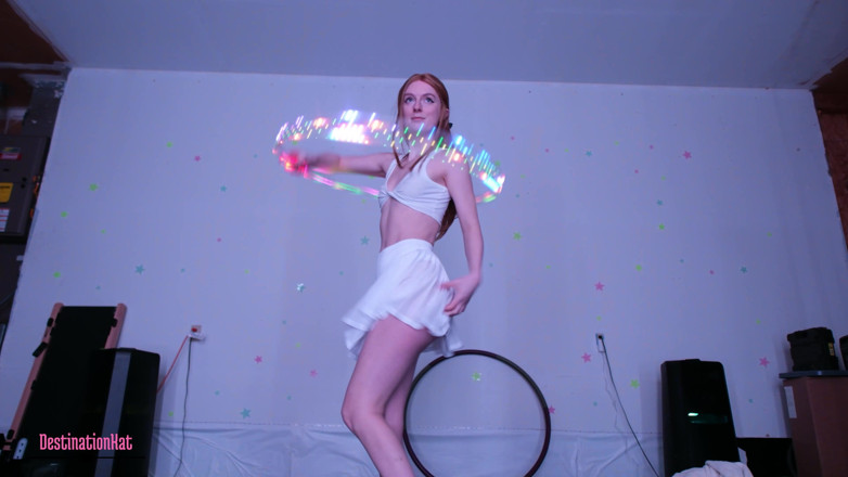 Destination Kat: Hula Hoop striptease dans