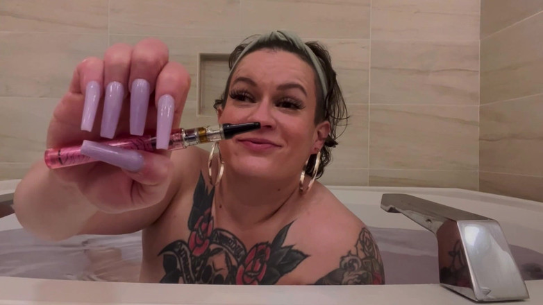 Quinn Marie: Wytatuowany PAWG gra w wannie i vapes