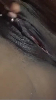 Diş fırçasıyla ıslak sıkı amcığımı sikiyor, pirsingli klitorisimi büküyorum