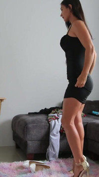 Ajustando Mi Nuevo Vestido Negro Ajustado