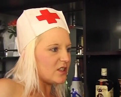 German Homemade: Tio enmascarado mece caliente rubia enfermera alemana