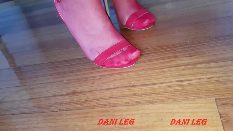 Dani Leg: Dani Leg kırmızılı bayan