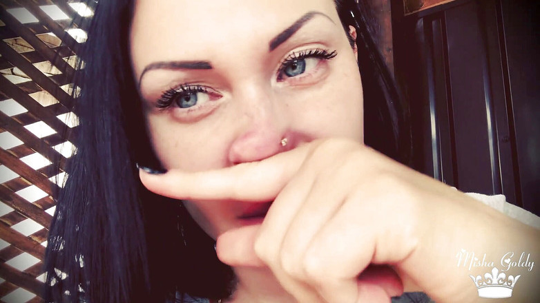 Goddess Misha Goldy: ¡Chupando humo de shisha por picar la nariz y rascarlo...