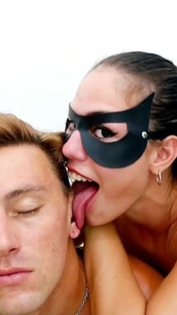 Domina leckt ihr gesicht