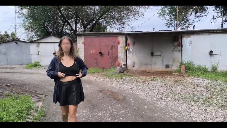 Juli Smith Meow: この動画のために興味深い場所を選びました。静かな倉庫の列に囲まれた場所です