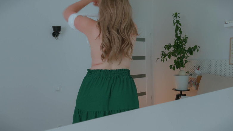 Mrs Wetslavs: 一个优雅的熟女的大奶子谁在早上第一件事自慰，美丽的大屁股白人妻子