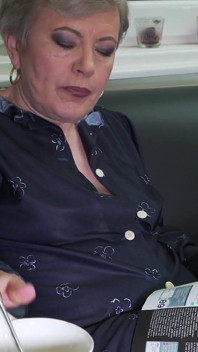Azgın yaşlı nine Ursula Grande kanepede kendine dokunuyor