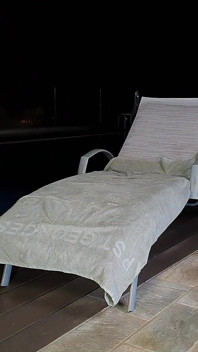 Laony se divertindo à noite à beira da piscina