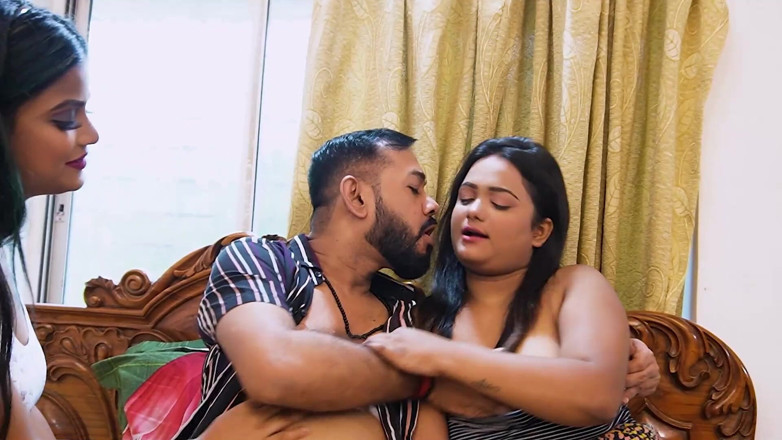 Xtramood: Uma senhora chefe do escritório chama sua assistente de duas...