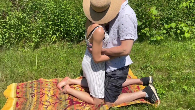 Serenity Cox: Manžel sleduje, jak manželka v šatech šuká a dostává creampie od svého...