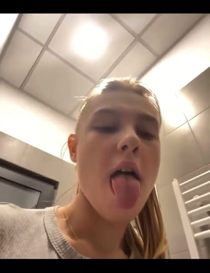 JuiceLussie: 젖탱이와 보지를 젖탱이로 따먹는 핫한 십대