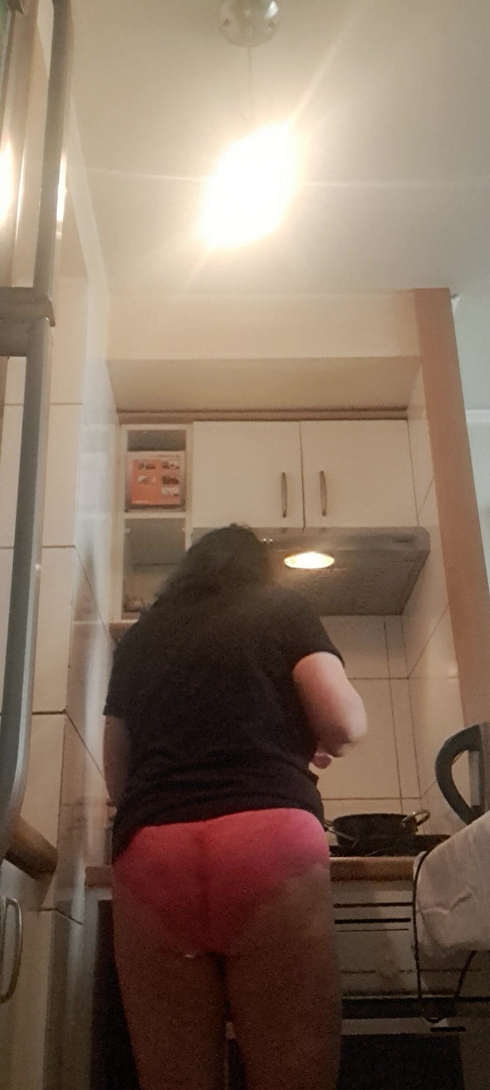 Mommy big hairy pussy: MILF, membersihkan dapur