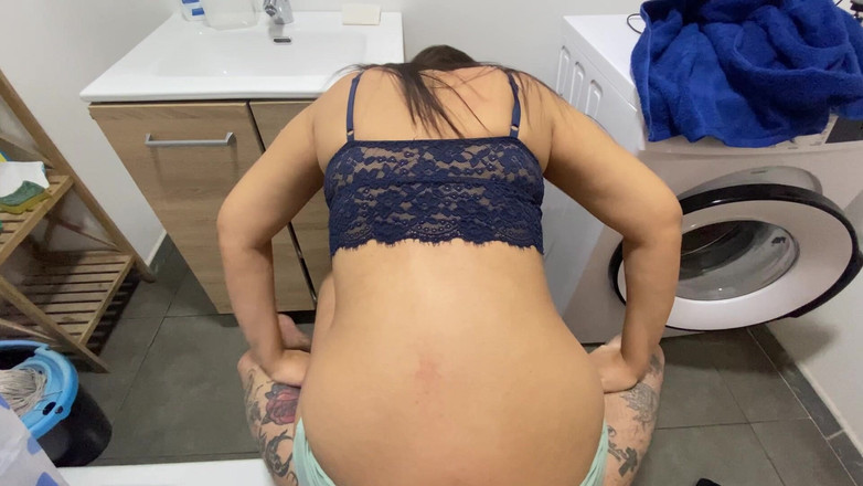 ZeusAndPinkipai: Ateşli üvey kız kardeşimle banyoda! Taytlı temizliğini görmeye dayanamam