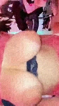 Mükemmel vücuda ve büyük göğüslere sahip, devasa bir penis üzerinde sertçe oturan güzel, göğüslü genç birden fazla orgazm yaşadı