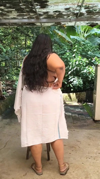 India gordita en sexy vestido blanco, sesión de fotos en topless