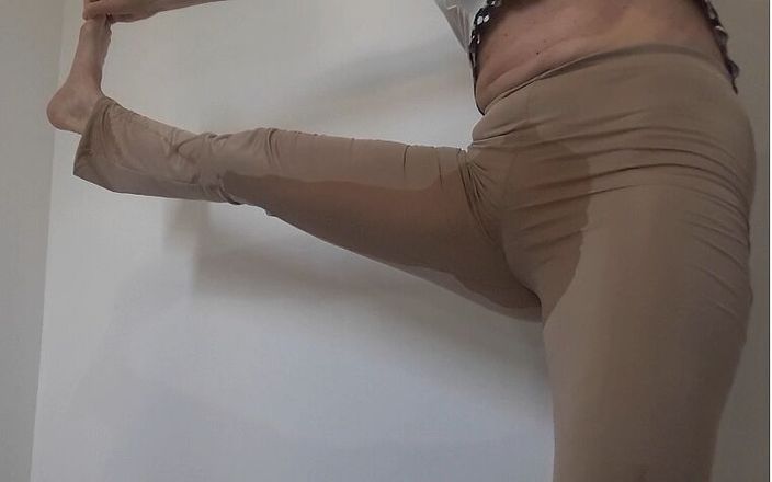 Brazilian Miss Fetishes: 瑜伽裤恋物癖 - 湿润和戏弄撒尿