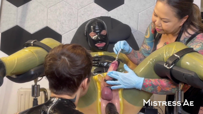 MistressAe: Sounding und anal Stretching, Doppeldomme in Latex mit Madame Li...