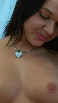 Après avoir baisée la chatte mouillée de cette salope en chaleur aux seins parfaits, elle me suce la bite pour me faire jouir