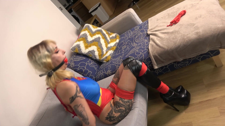 Latina Fetish: Zeena'nın kahramanca çilesi: ters duada bağlı, taşakla sikiliyor ve daha sonra...