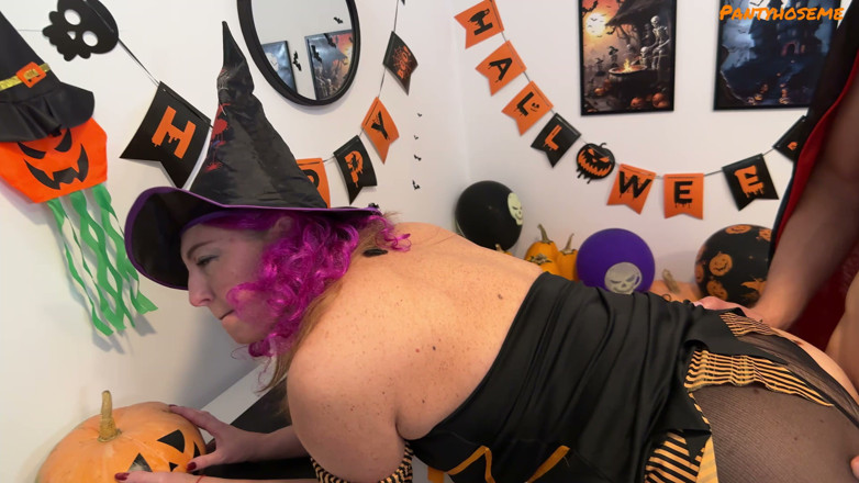 Pantyhose me porn videos: Bruxa marta de cabelos roxos em meia-calça preta rasgada é fodida...
