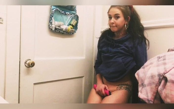 Alli Anderson: バスルームでこっそりと楽しみましょう