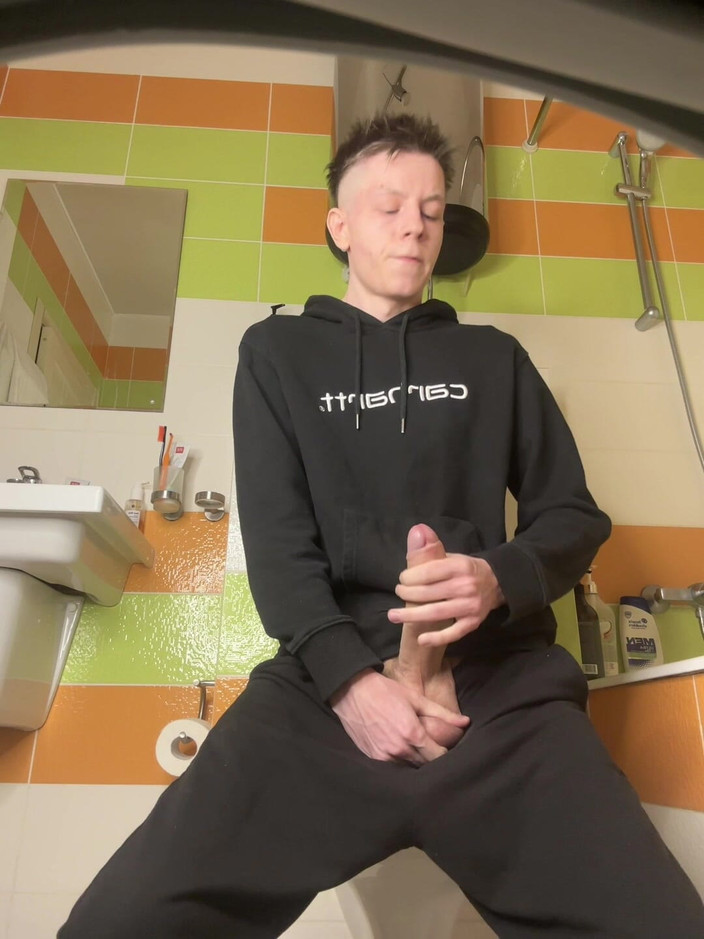 Morflot24: हॉट ट्विंक का शरारती एकल स्ट्रोक