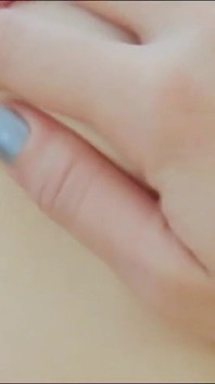 Awek amatur muda yang cantik dengan tetek bagus menikmati dildo dalam pepek lancapannya