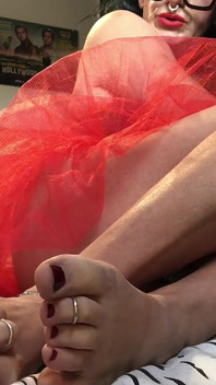 Röd fluga för en fetisch sissy frilly tjej